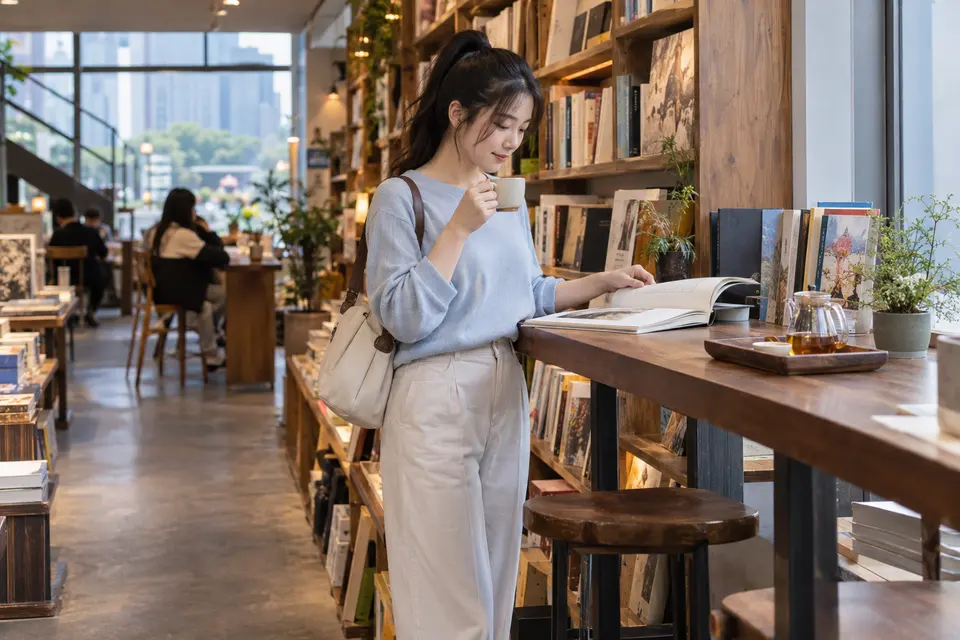 书店一角阅读与茶杯并置的画面